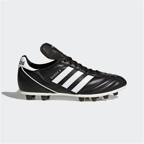 Schwarze und weiße Kaiser 5 Liga Fußballschuhe .